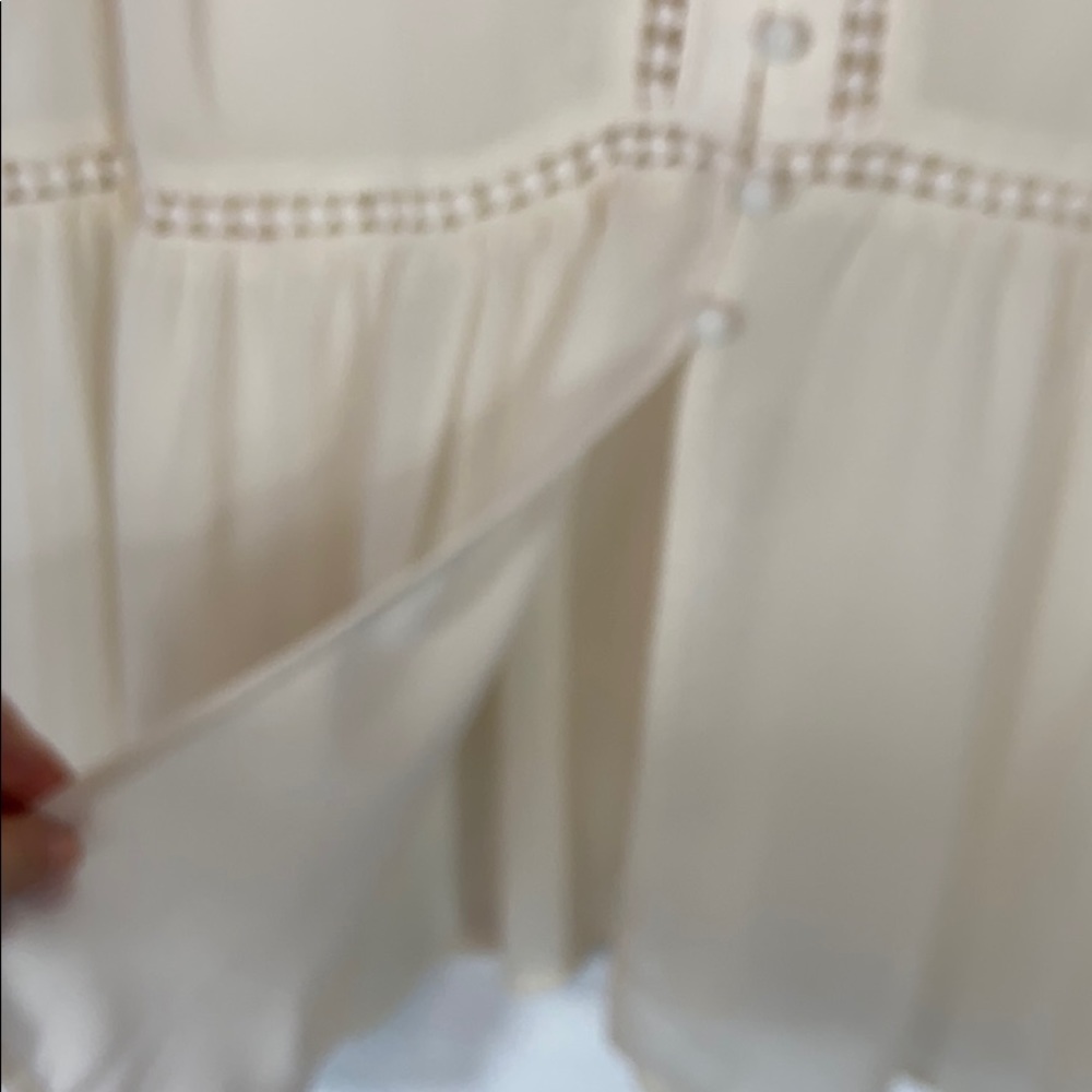 Euc Torrid cream sheer flutter sleeve top 1X - Picture 4 of 6
